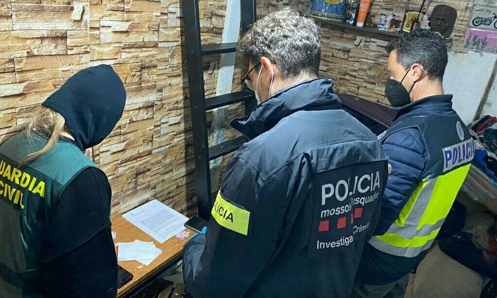 01/02/2022. Imagen de tres agentes de la Policía Nacional, Guardia Civil y los Mossos d'Esquadra durante una operación contra el tráfico de armas y drogas. (Foto: Europa Press)


