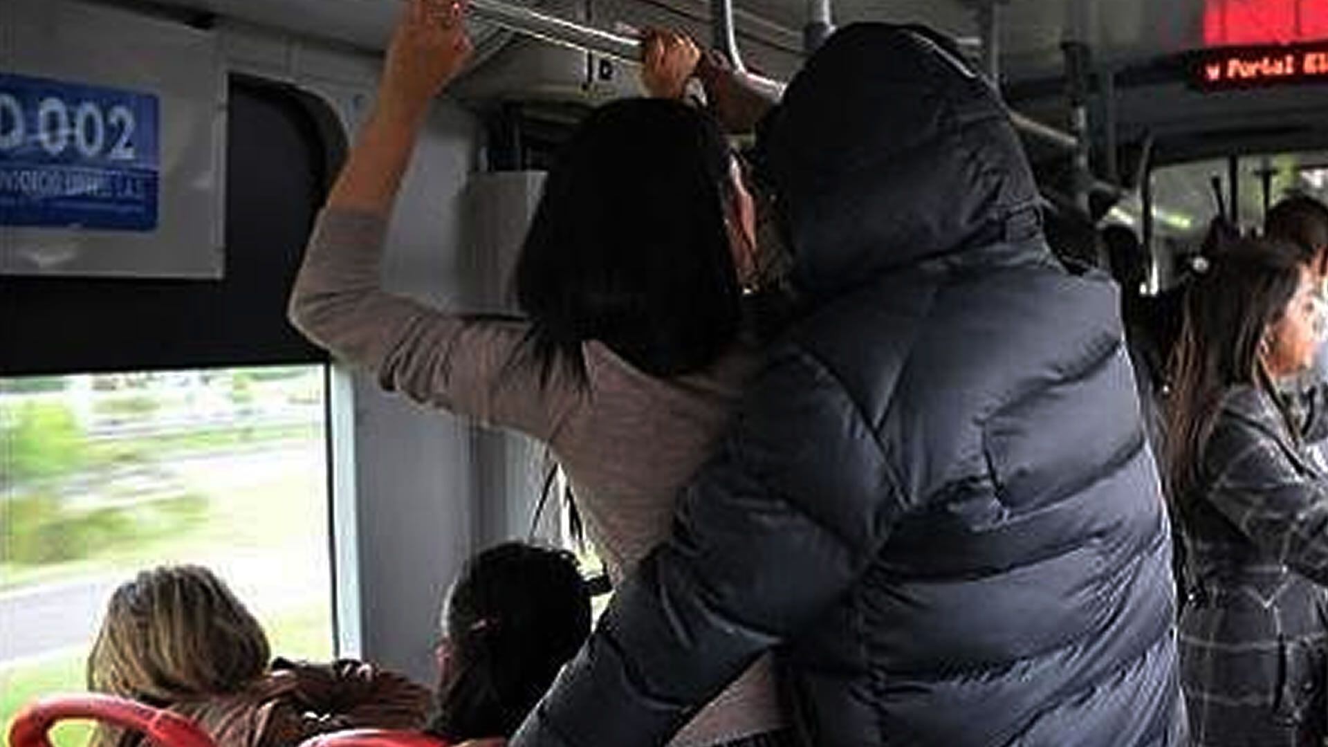 Video: usuarios de TransMilenio sorprenden a un hombre acosando a dos  pasajeras y masturbándose - Infobae