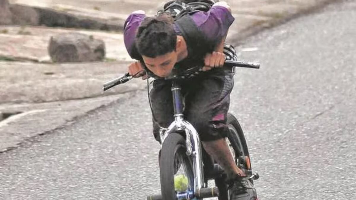 Joven practicando el gravity bike