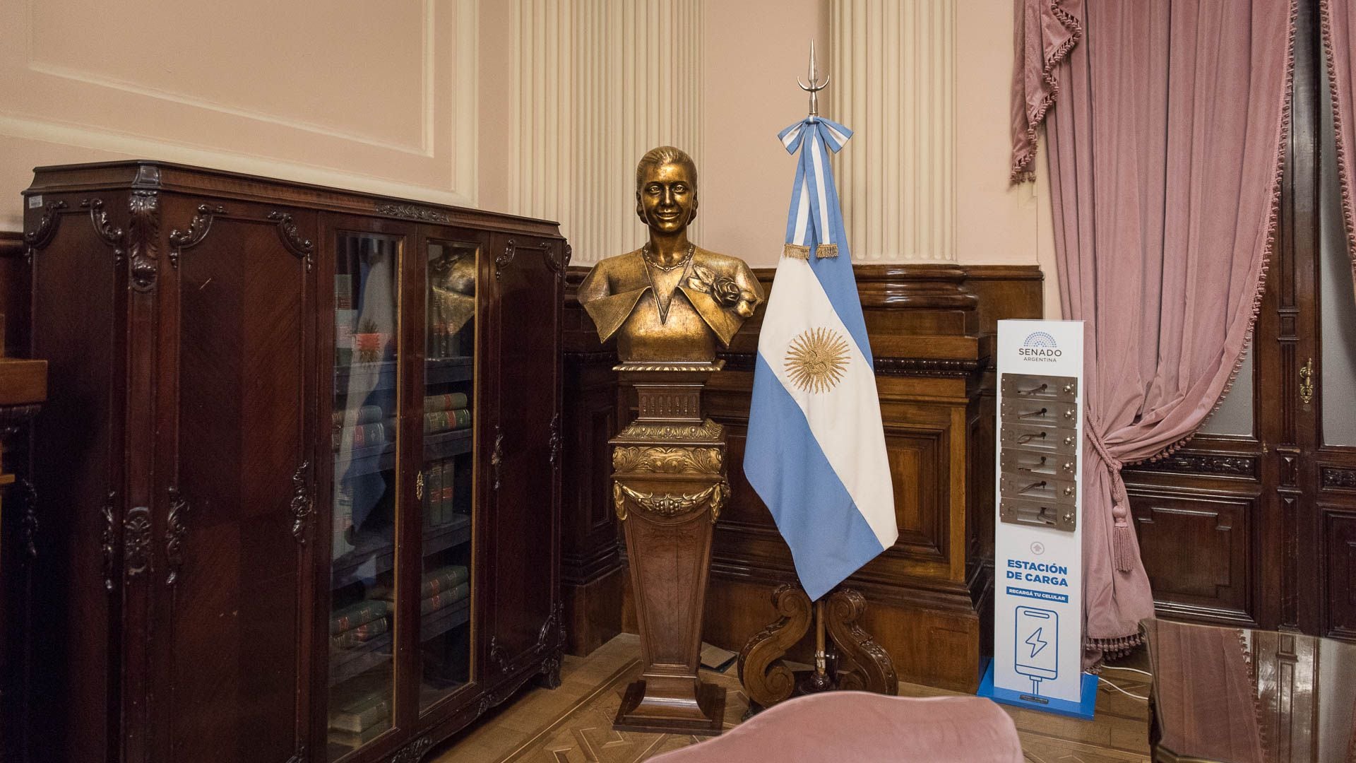 El busto dorado de Eva Perón. El salón funcionó como lugar de reuniones de las primeras seis senadoras argentinas que ingresaron al Congreso en 1952 (Gustavo Gavotti)