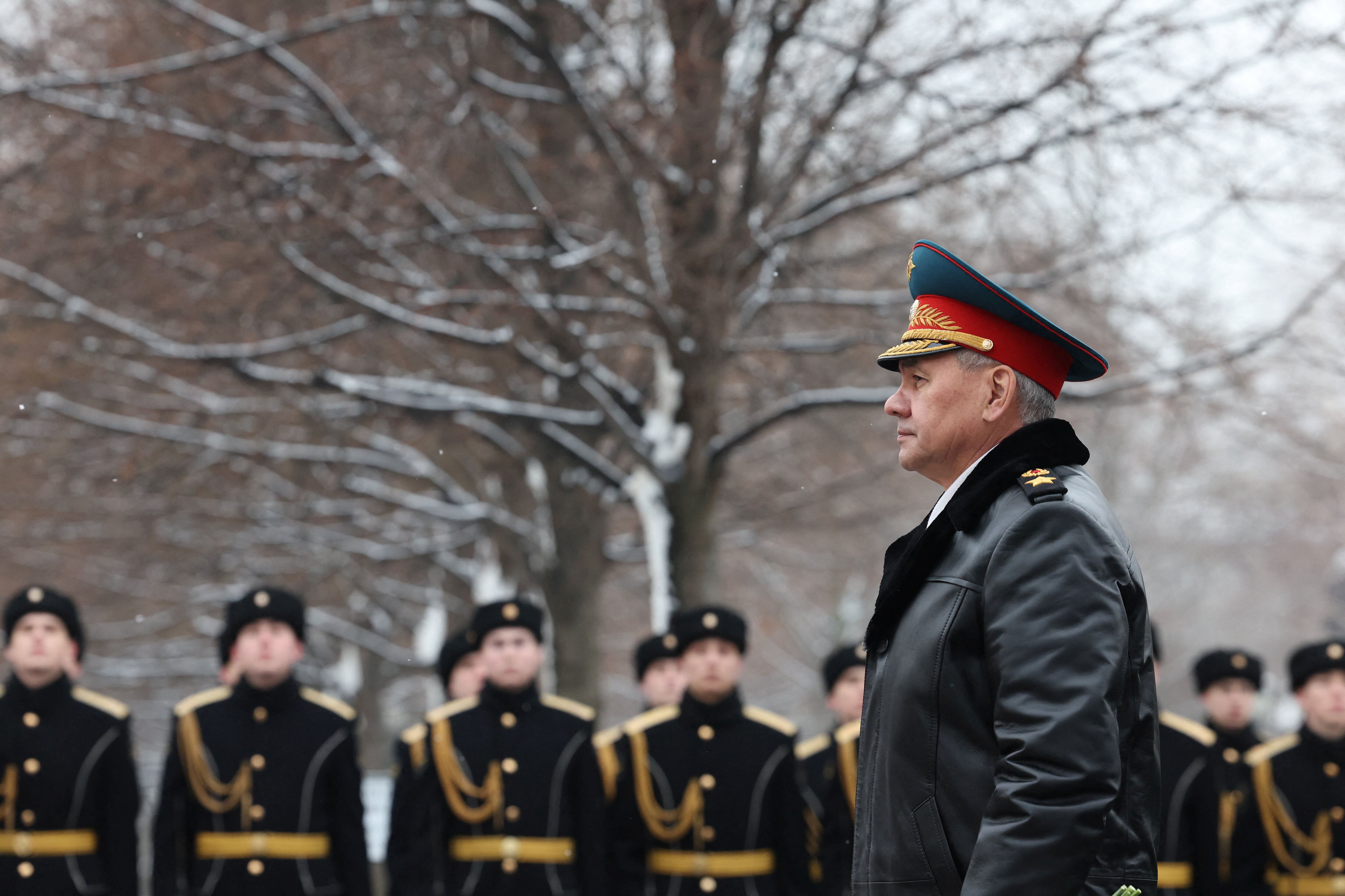 El Ministro de Defensa de Rusia, Sergei Shoigu, participa en una ceremonia de colocación de coronas que conmemora el día del Defensor de la Patria en la Tumba del Soldado Desconocido junto al Muro del Kremlin en Moscú, el 23 de febrero de 2024 (Sputnik/Alexander Kazakov/Pool vía REUTERS)