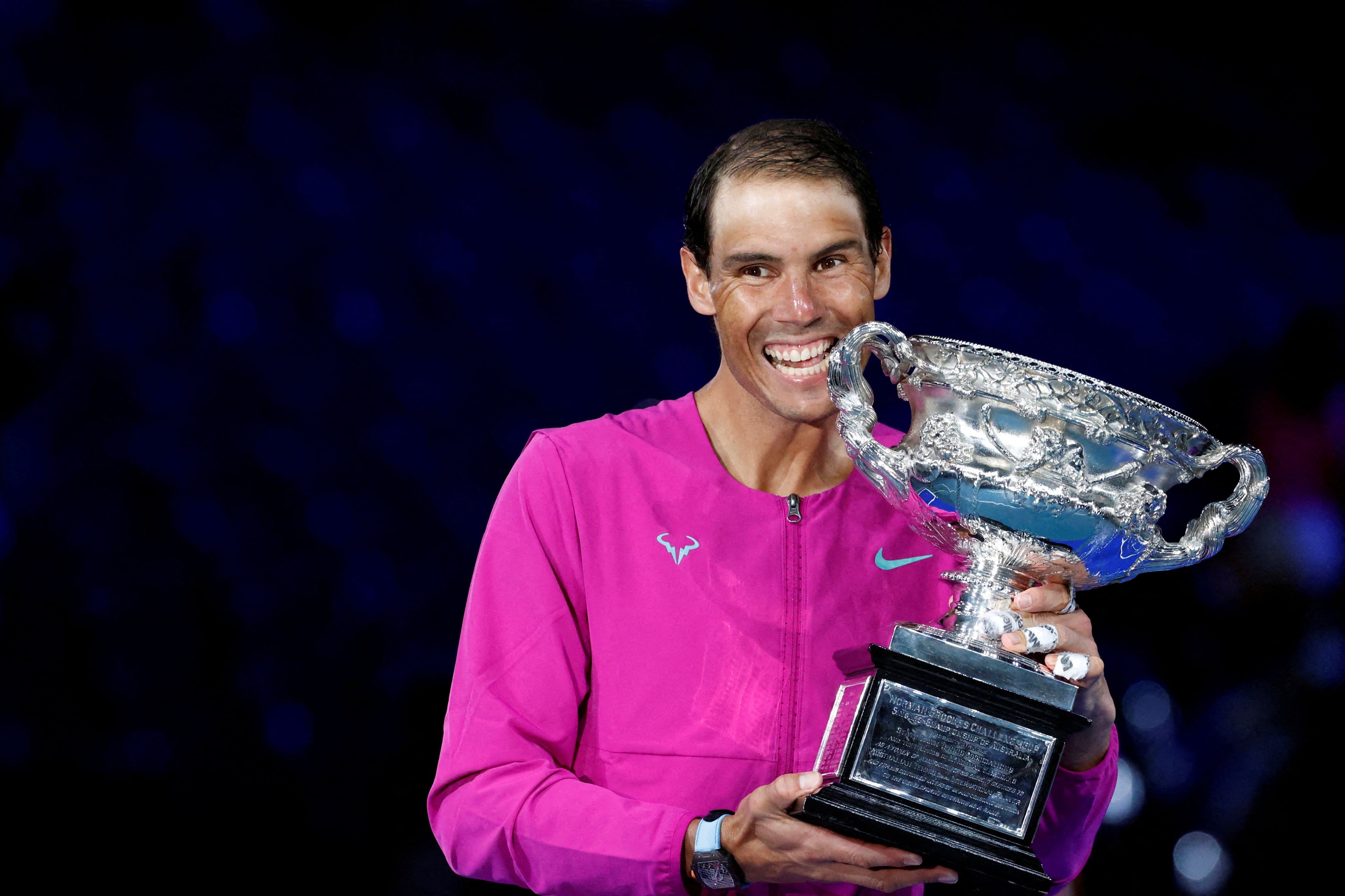 Nadal con el trofeo del Open de Australia 2022 (REUTERS/Asanka Brendon Ratnayake/File Photo)