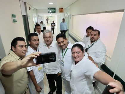 Andrés Manuel López Obrador con equipo del Hospital Rural Ocozocoautla, Chiapas, en 2019 (Foto: Presidencia / Cuartoscuro)