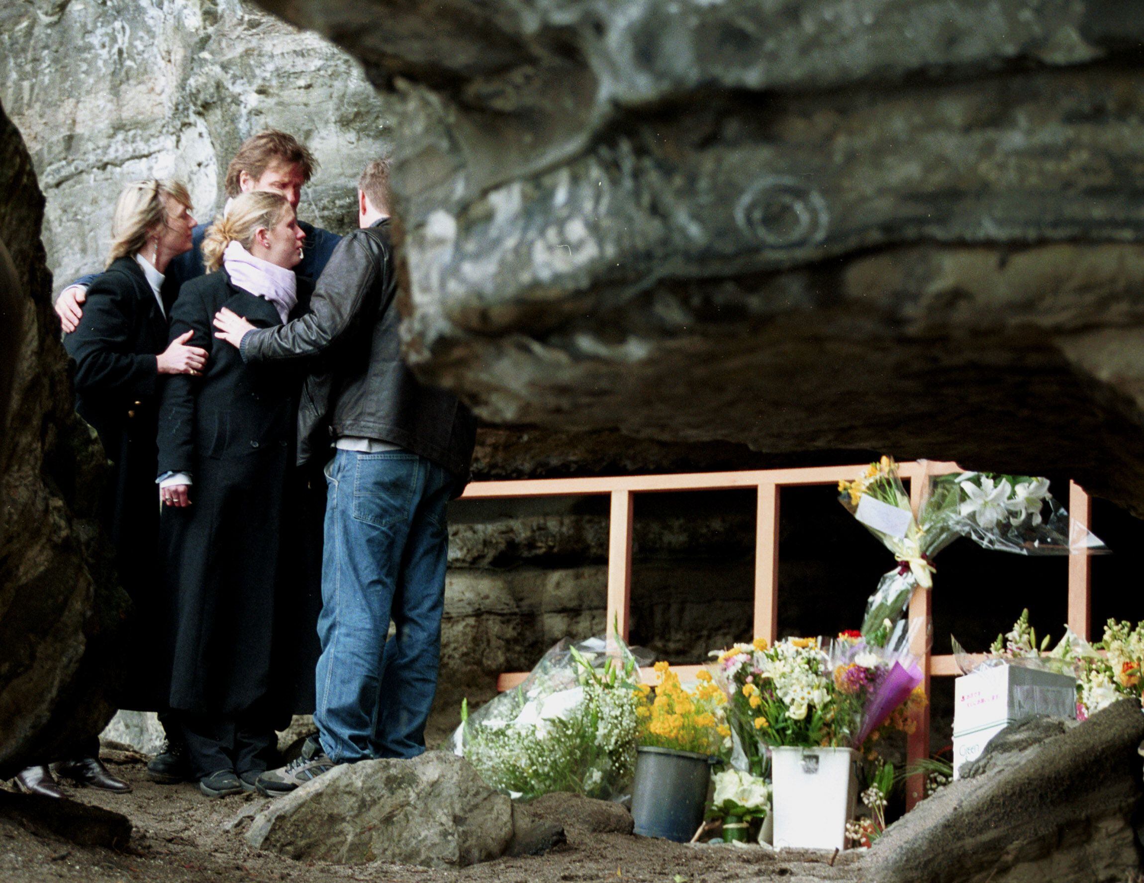 Los Blackman visitan la cueva donde fue hallado el cuerpo de Lucie (Photo by Koichi Kamoshida/Newsmakers)