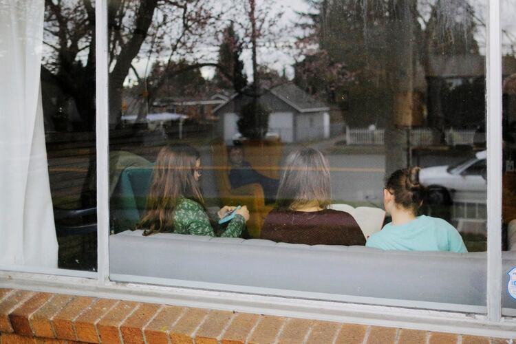 Una familia se aísla en casa en medio del brote de la enfermedad por coronavirus (COVID-19) en Shoreline, Washington. REUTERS/Brian Snyder