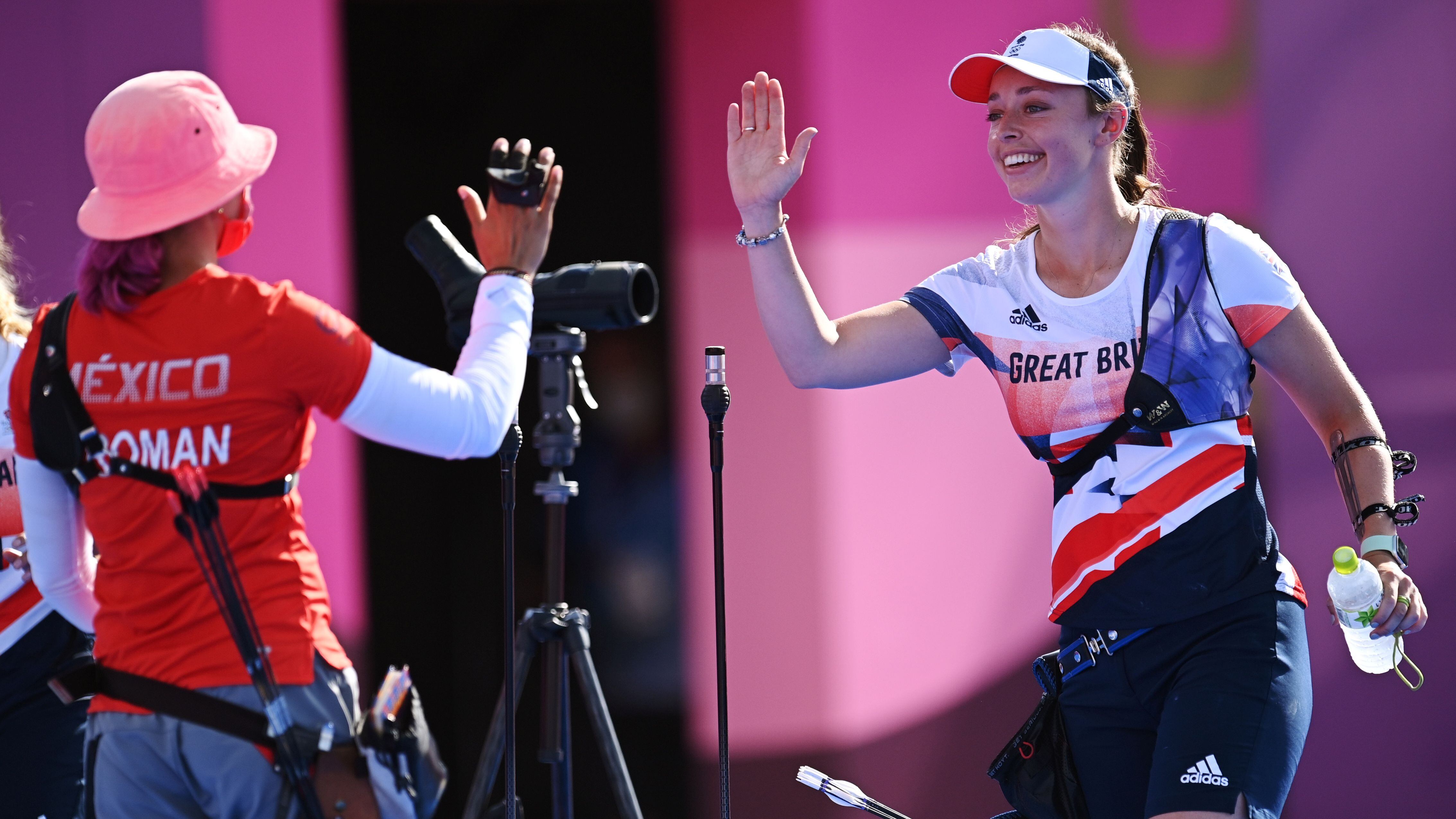 La mexicana Aida Román  y la británica  Bryony Pitman chocan las manos, durante su competencia en la categoría individual de tiro con arco, donde Gran Bretaña ganó en el 1/16 final.