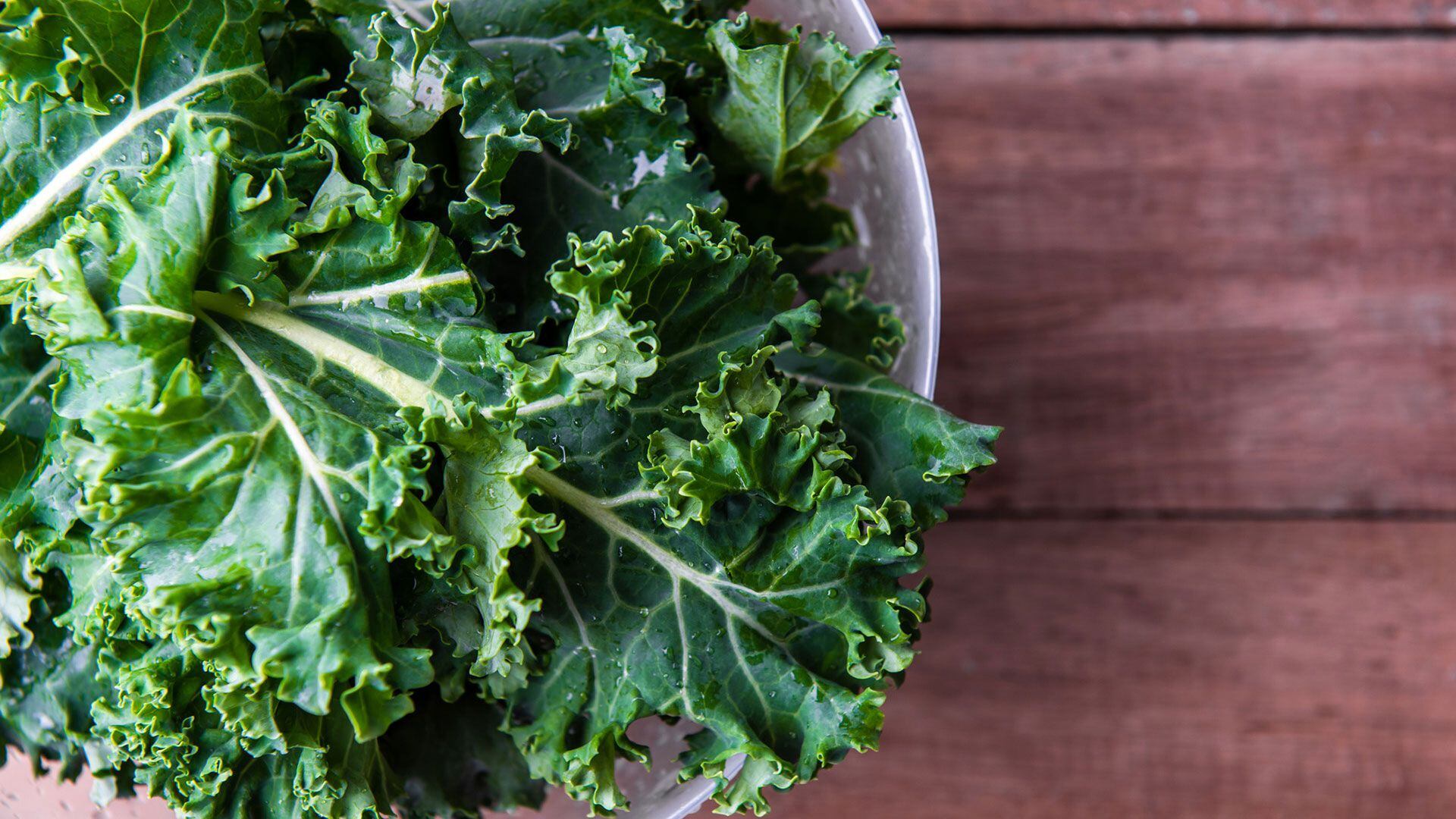 El kale es uno de los vegetales que se consume porque mejora los niveles en azúcar en sangre y crea sensación de saciedad. Es bajísimo en calorías: una taza contiene entre 33 (Getty)