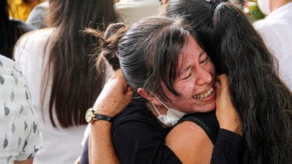 Familiares se despiden de sus seres queridos asesinados en una de las masacres de los últimos días en Colombia (Leonardo CASTRO / AFP)