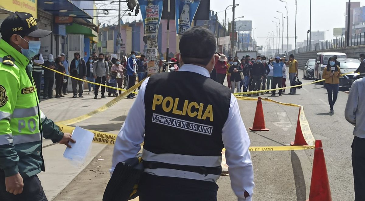 Agentes de la Policía Nacional del Perú acordonan una zona en el distrito de Ate, donde se acribilló de varios disparos a un comerciante que presuntamente se negó a ceder a sus extorsionadores. (El Popular)