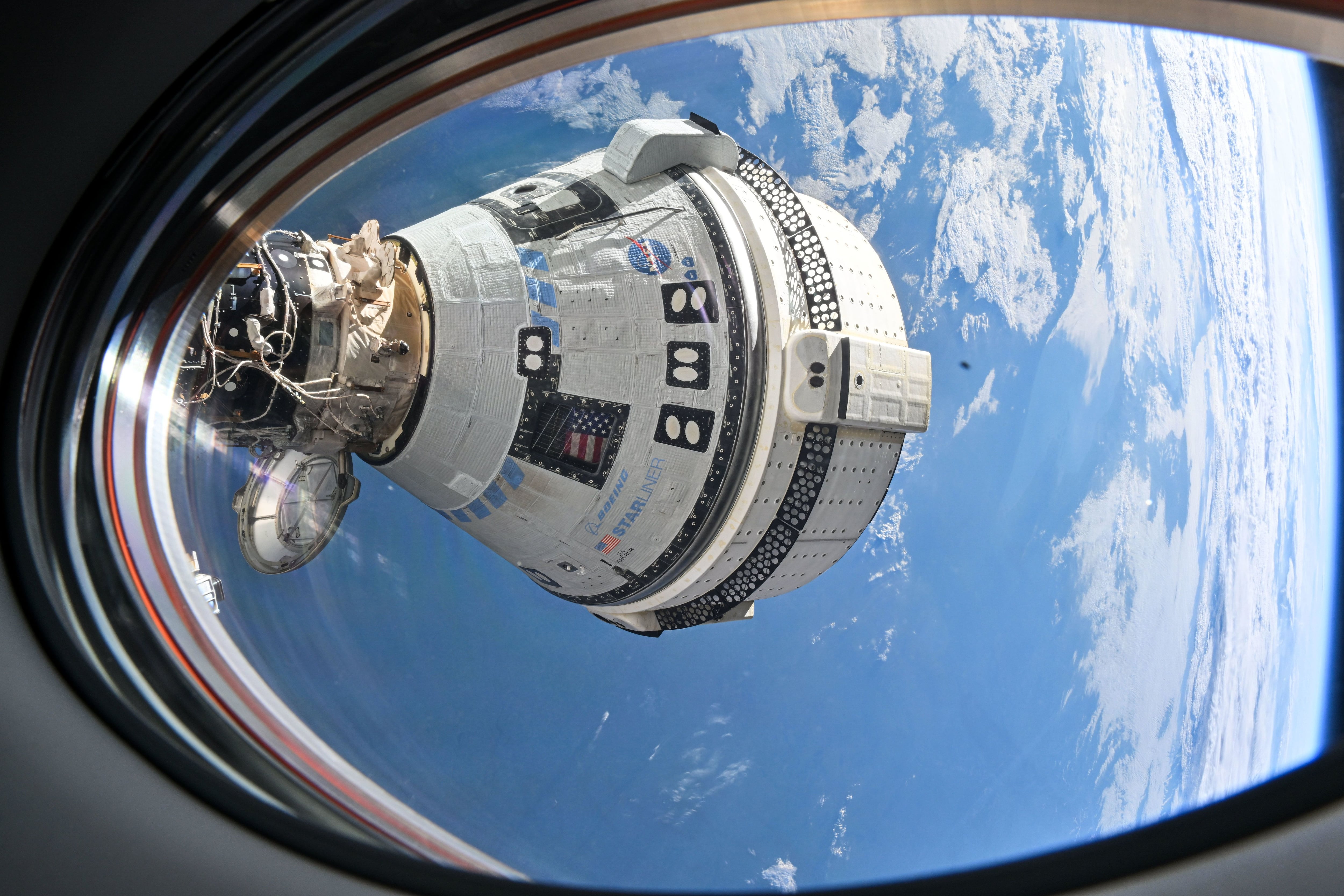 Fotografía tomada desde una ventana de la nave espacial SpaceX Dragon Endeavour donde se muestra a la cápsula Straliner acoplada al puerto delantero del módulo Harmony. EFE/NASA
