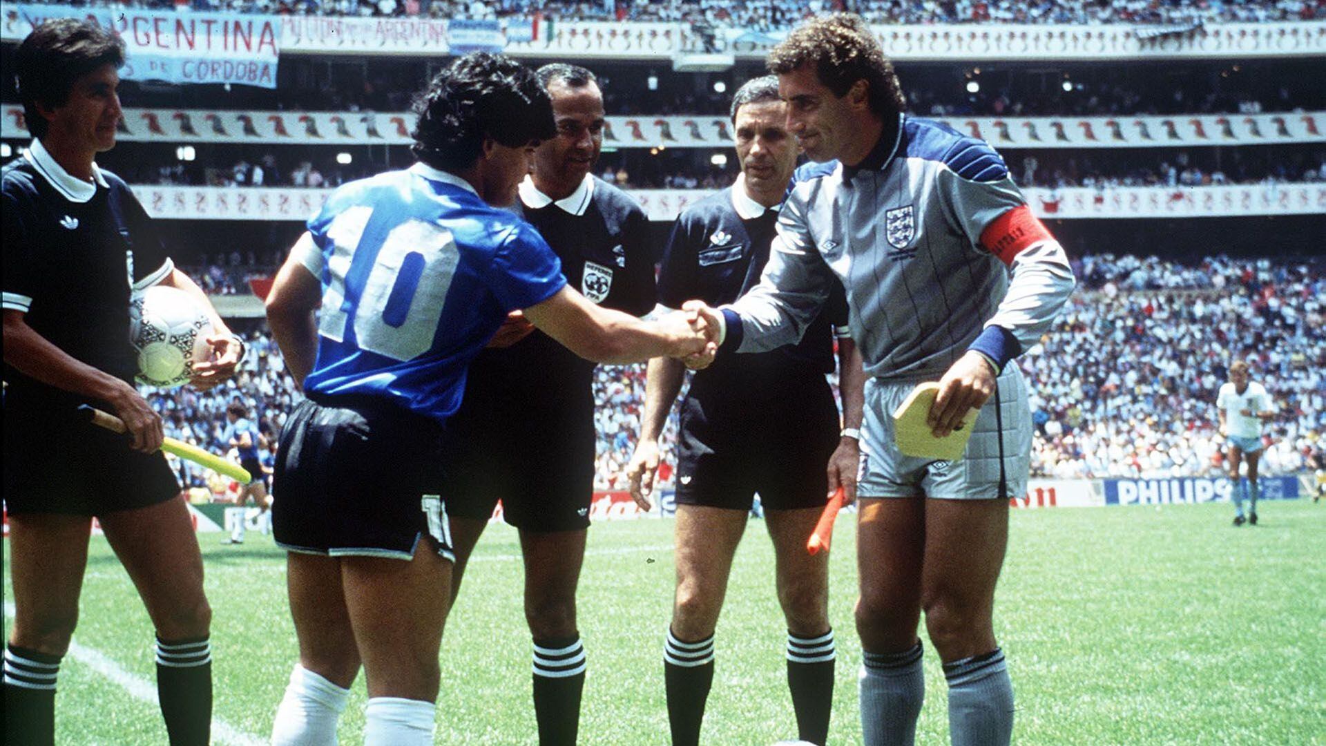 Maradona enfrentándose a Inglaterra en 1986 (Foto: Colorsport)