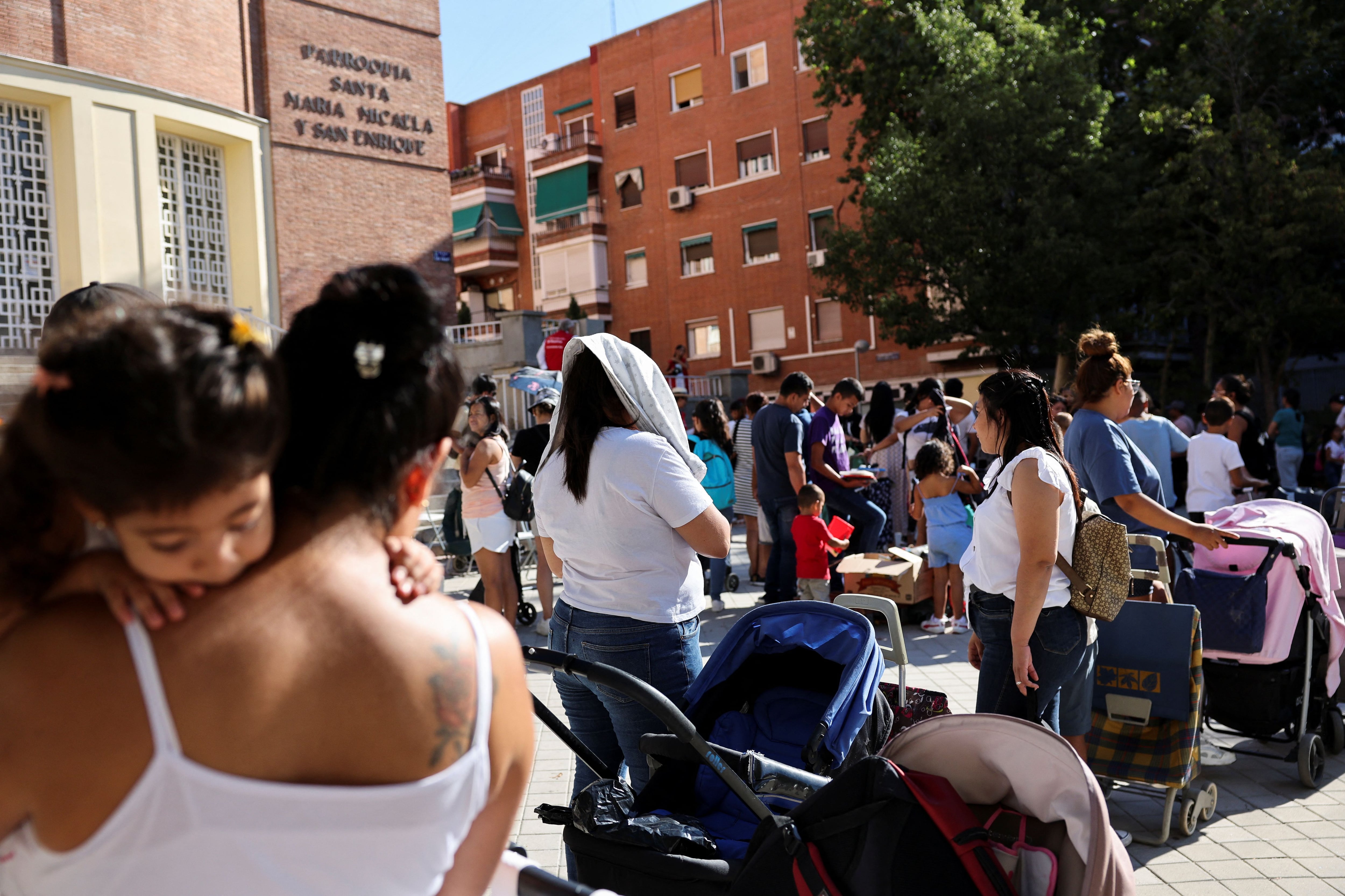 Filas para recibir agua y alimentos en medio de la ola de calor en Madrid (Reuters)