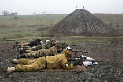 Francotiradores de las fuerzas armadas ucranianas durante un entrenamiento en un campo de tiro cerca de la ciudad de Marinka en la región de Donetsk, Ucrania, 13 de abril de 2021. REUTERS/Anastasia Vlasova