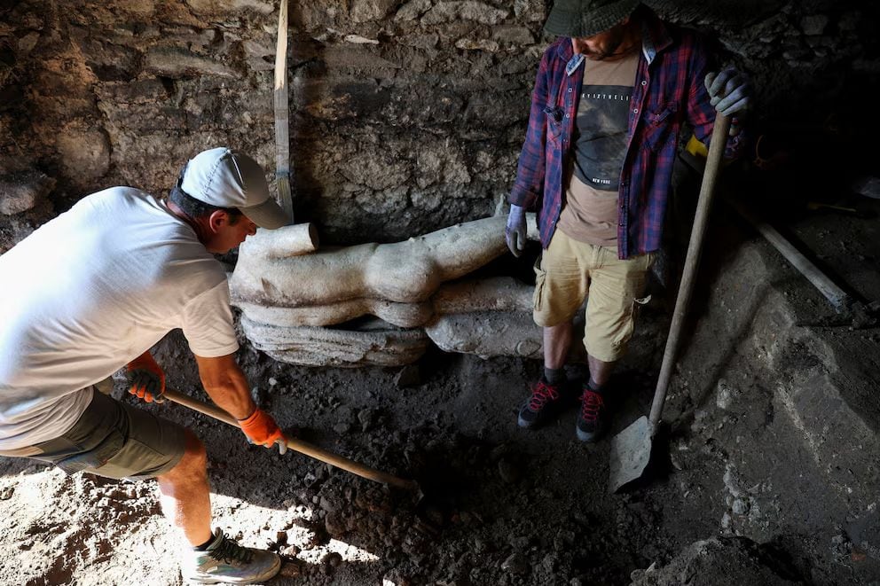 Arqueólogos junto a la estatua romana hallada en Varna, Bulgaria (REUTERS/Spasiyana Sergieva)