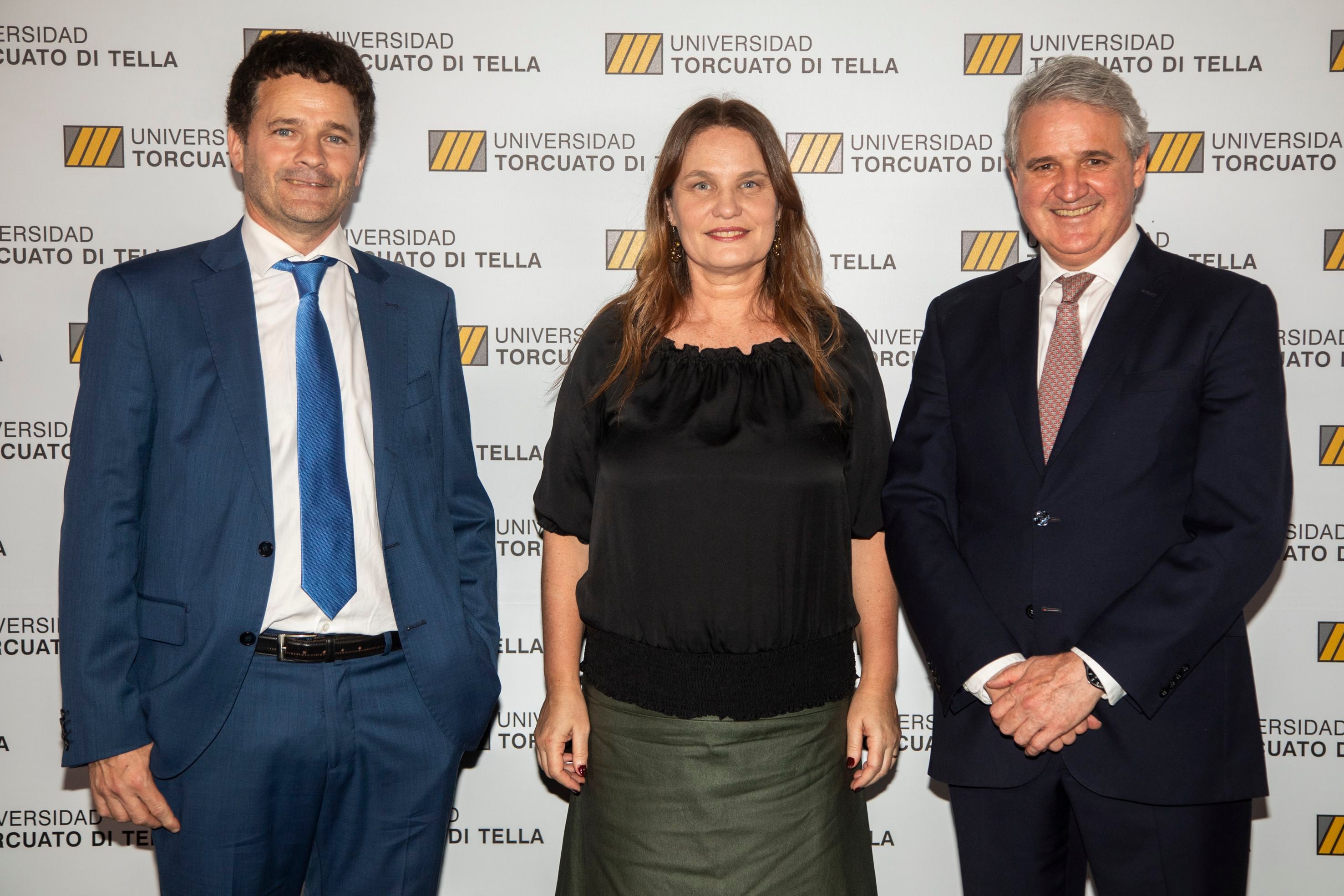 Martín Hevia, vicerrector de la Universidad, junto a Karina Galperin y Juan José Cruces