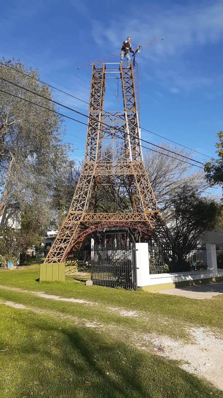 Con una base de seis metros y una altura que ya alcanza los 22 metros, resta poner la cúpula, el mayor de los desafíos