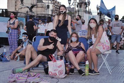 En familia, de lado ce;este, Noelia Estévez (44) llegó desde Campana con su marido y sus dos hijas mujeres de 18 y 21 años (Foto: Roberto Almeida Aveledo)