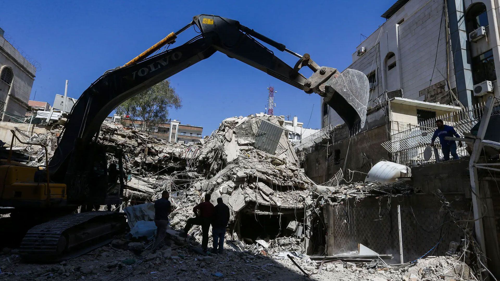 El edificio de la embajada iraní en Damasco, Siria, después de un ataque aéreo (AFP)