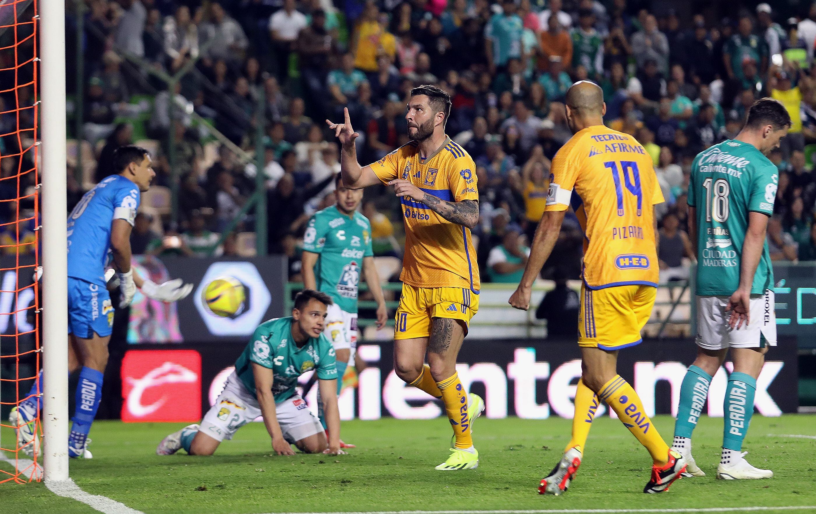 André-pierre Gignac (c) de Tigres celebra un gol anotado al León hoy, durante un partido por la primera jornada del torneo Clausura 2024 de la Liga MX del fútbol mexicano, en el estadio León, estado de Guanajuato (México). EFE/Luis Ramírez 