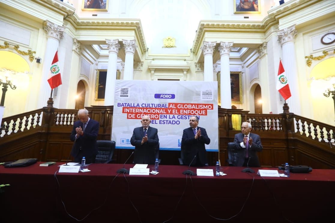 El canciller Javier González Olaechea (primero de la izquierda) junto al congresista Jorge Montoya (Renovación Popular). Foto: Congreso de la República. 