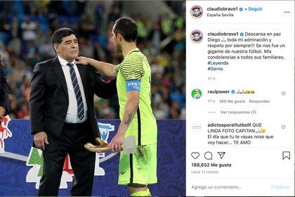 En la misma instancia, Claudio Bravo conversó con Maradona. Con la foto del momento, el portero y capitán de "La Roja" despidió al "10"