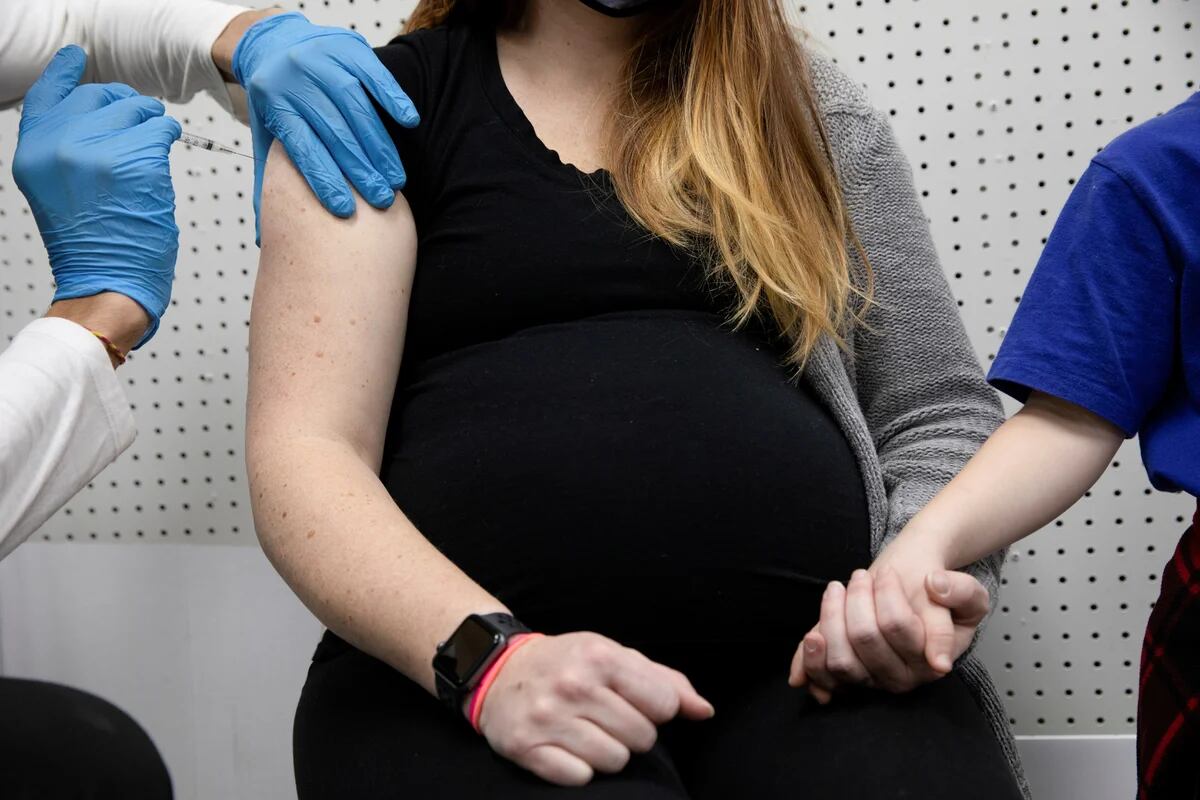 Las mujeres embarazadas deben vacunarse contra el coronavirus