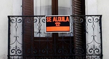 Cartel de se alquila vivienda. (UGT/Europa Press)