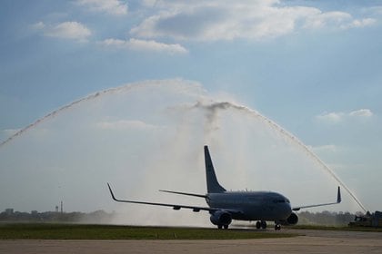 Tradición Aeronáutica. La incorporación de una aeronave o el retiro de un piloto suelen verse coronados por el tradicional "Arco Iris" producido por las autobombas apostadas en los aeropuertos (Fotos: Franco Fafasuli)