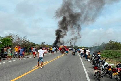 Fotografía cedida por la Alcaldía de Puebloviejo del momento en que se incendia un camión cisterna este lunes en Puebloviejo (Colombia). Al menos siete muertos y decenas de lesionados dejó este lunes el incendio de un camión cisterna cargado de gasolina que se volcó en la carretera entre las ciudades colombianas de Barranquilla y Santa Marta, informaron las autoridades. EFE/ Fabián Obispo Borja / ALCALDIA PUEBLOVIEJO
