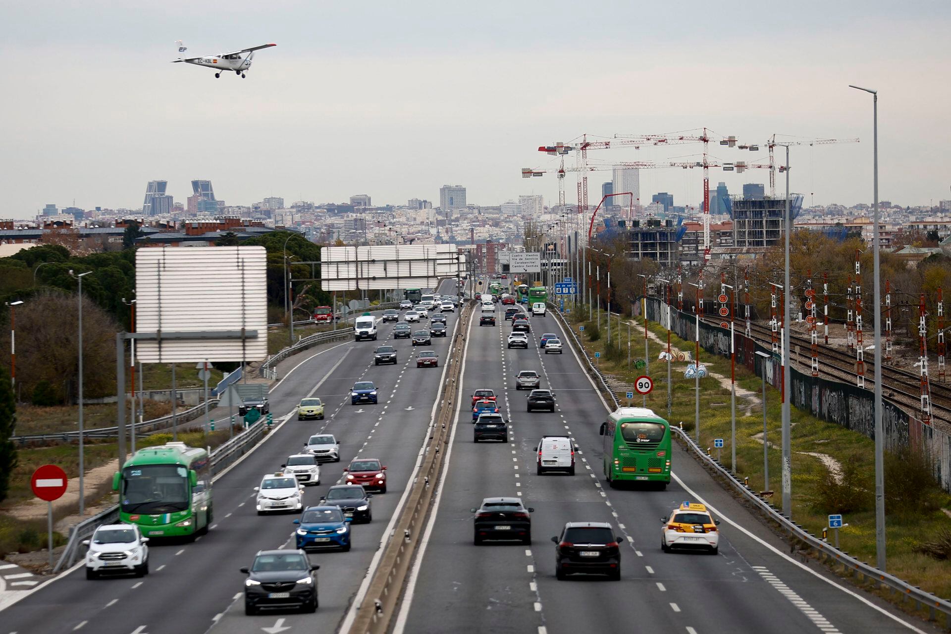 Tráfico intenso en ambos sentidos de entrada y salida de Madrid, este martes, en el inicio del puente de la Constitución y la Inmaculada. El dispositivo de la Dirección General de Tráfico (DGT) para dar cobertura a los casi ocho millones de desplazamientos de largo recorrido por carretera previstos para el puente de la Constitución y la Inmaculada ha arrancado con retenciones Barcelona y un tráfico intenso en las salidas de Madrid. EFE/ Rodrigo Jimenez