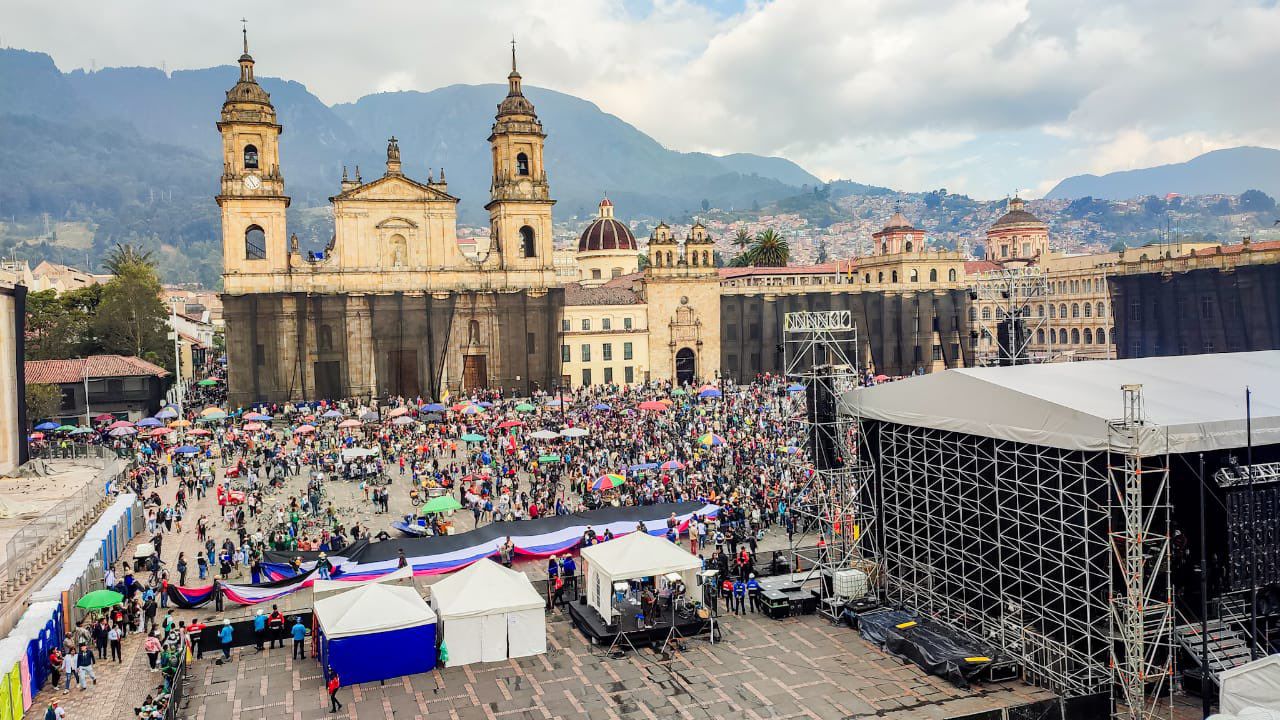 Más de 4.000 personas permanecen en la Plaza de Bolívar en medio de las manifestaciones de hoy 27 de septiembre - crédito Secretaría de Gobierno/X