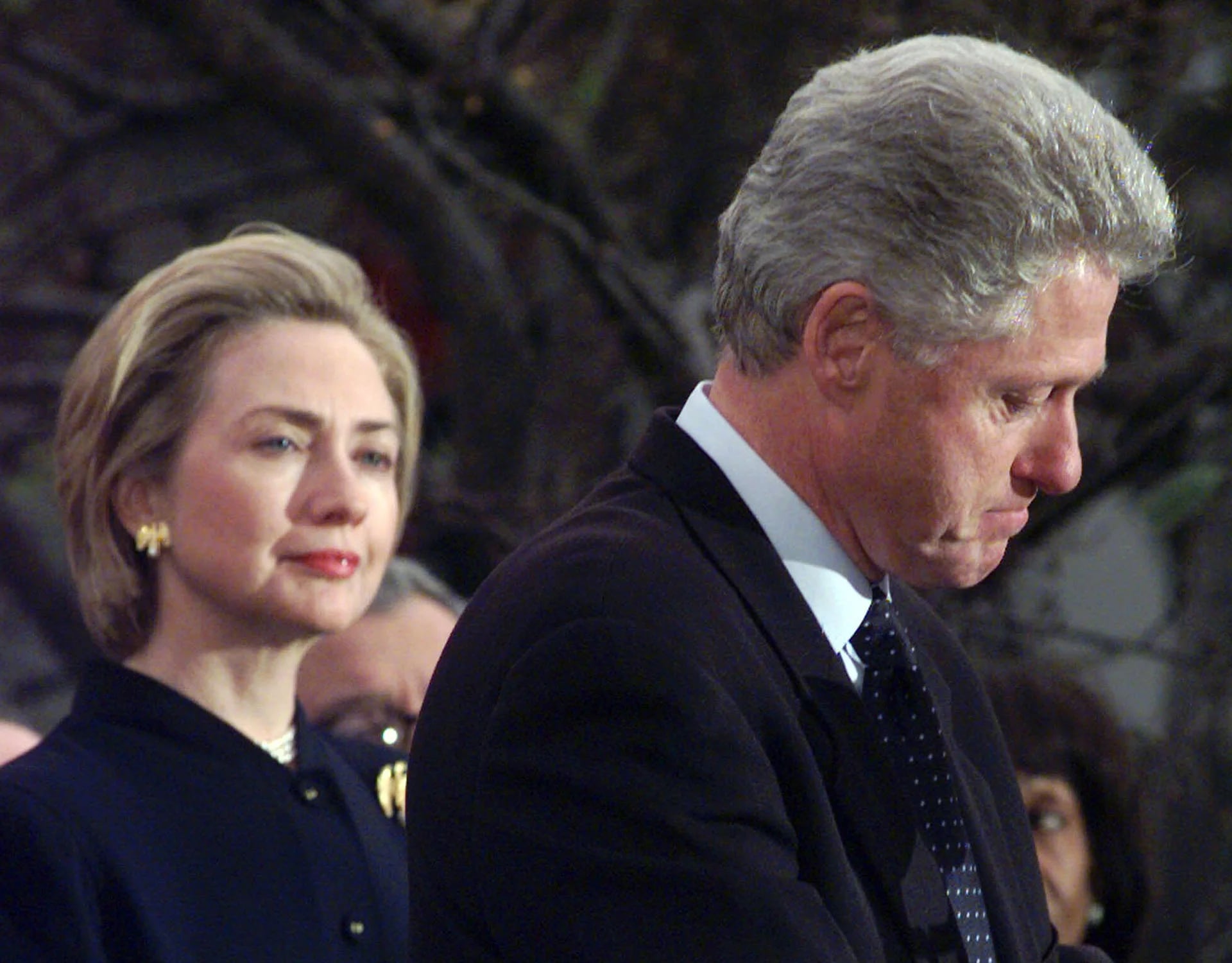 Hillary Rodham observa a su esposo mientras agradece a los legisladores demócratas su voto contra el impeachment, en diciembre de 1998 (AP)