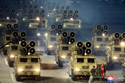 Vehículos militares en el último desfile militar de Corea del Norte (KCNA/REUTERS)
