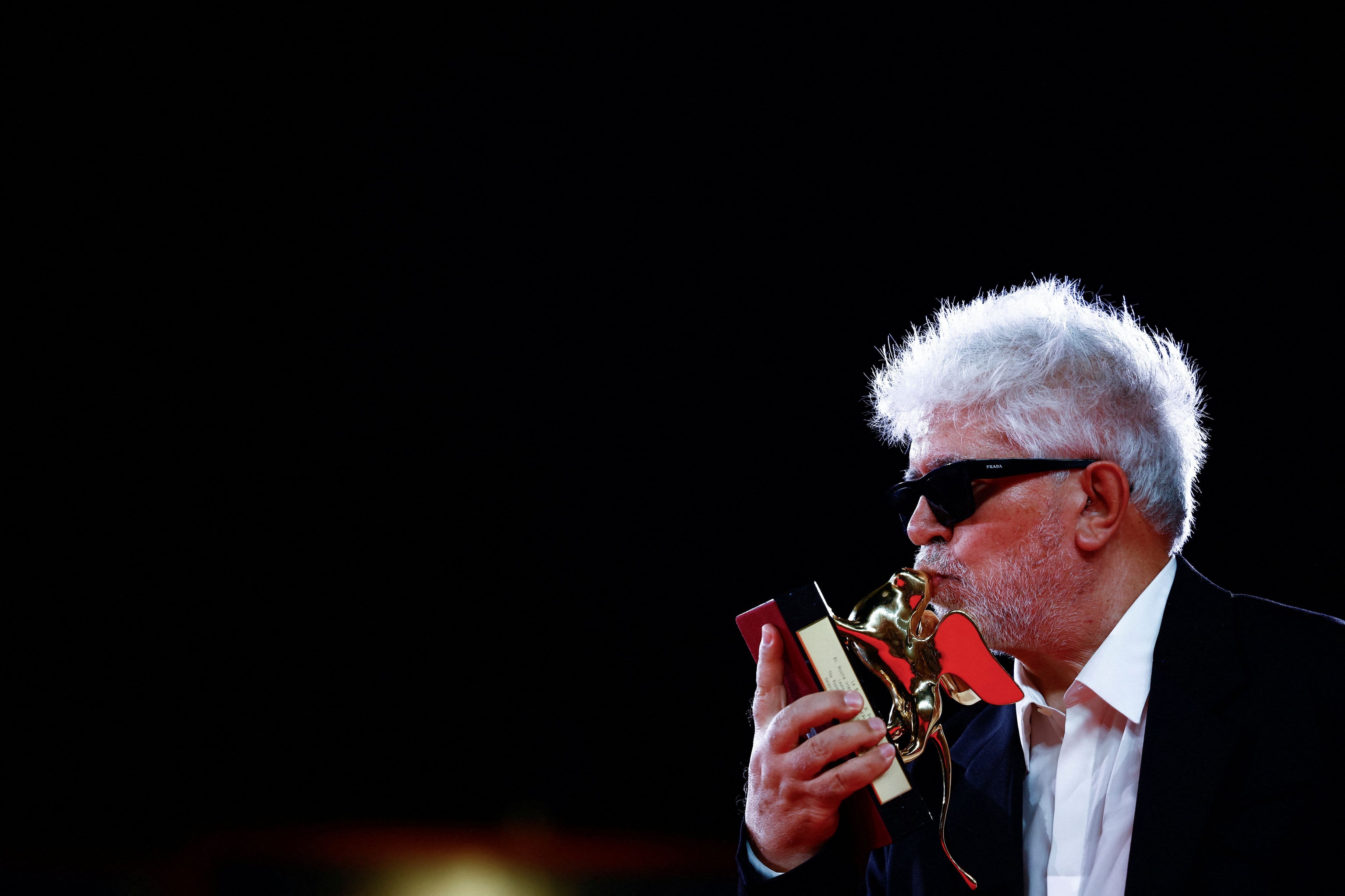 Pedro Almodóvar ha logrado el León de Oro en Venecia gracias a 'La habitación de al lado'. (Yara Nardi/Reuters)