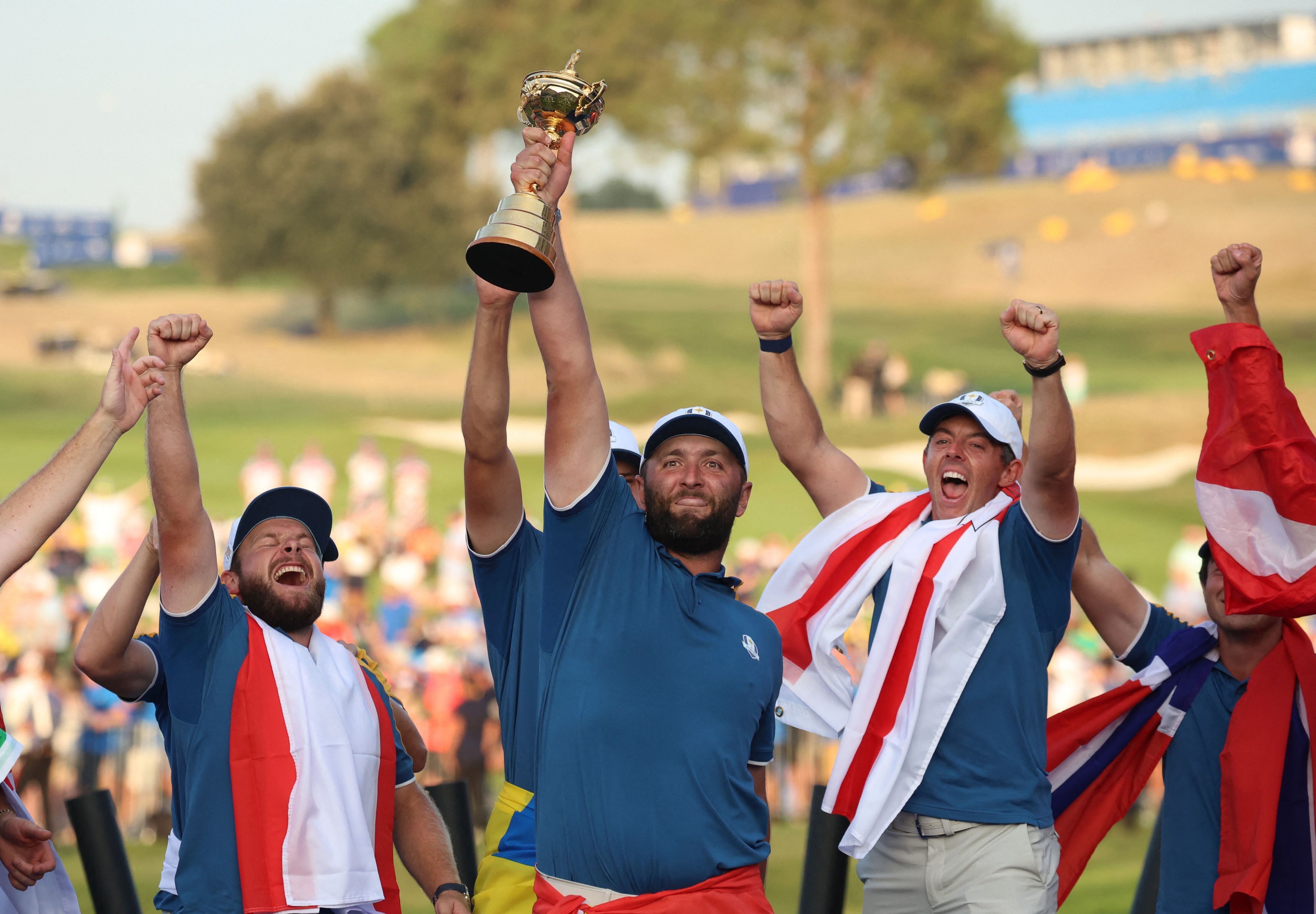 El equipo de Europa, ligerado por Jon Rahm, alza el trofeo de la Ryder Cup. (REUTERS/Phil Noble)