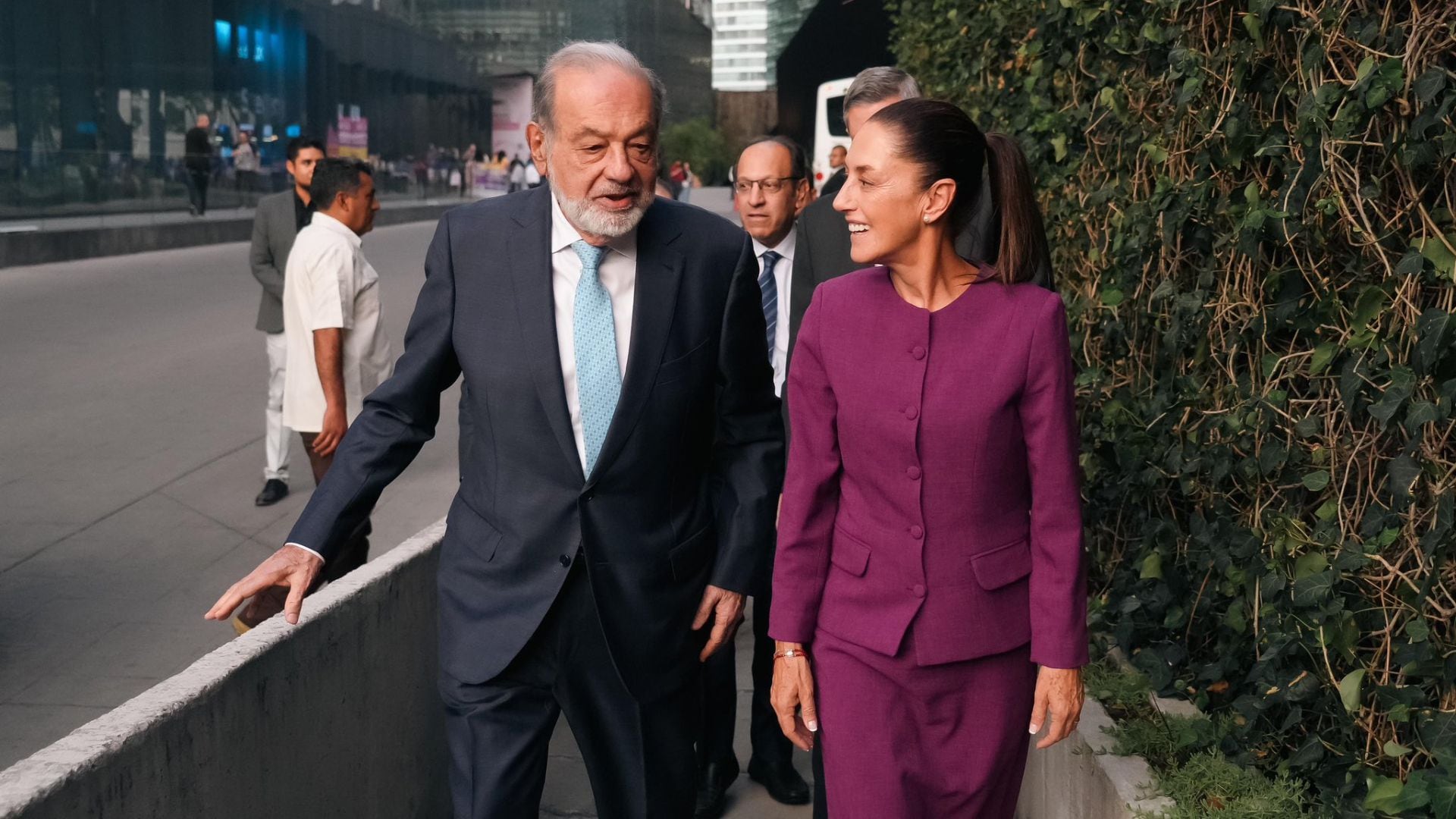 Los personajes coincidieron en la ceremonia de entrega de los Premios en Salud 2024 de la fundación Carlos Slim (X/@Claudiashein)