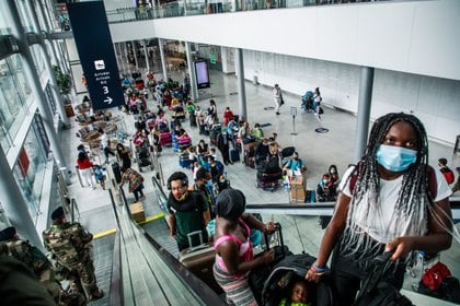 Passengers at Orly airport, near Paris (France).  EFE / Christophe Petit Tesson / Archive