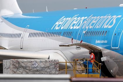 El proceso de descarga de la vacuna del avión de Aerolíneas Argentinas (Reuters) 