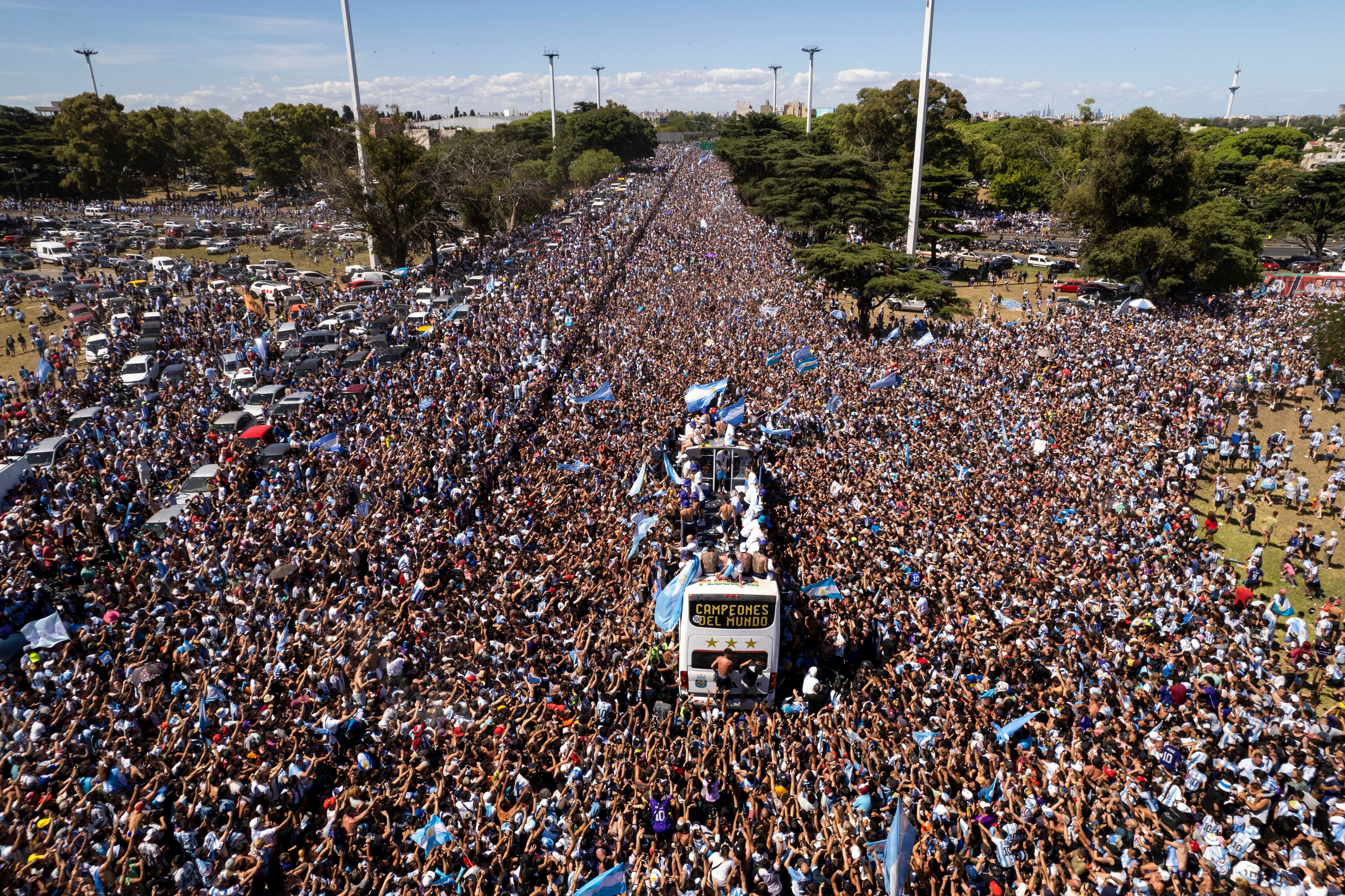 Un mar de gente rodea el ómnibus que conduce a la selección argentina en Buenos Aires, el martes 20 de diciembre de 2022, tras su coronación. Cuando traspasó la General Paz, el micro ya no pudo avanzar y se decidió que el paseo de los campeones mundiales terminara en helicóptero (AP Foto/Rodrigo Abd)