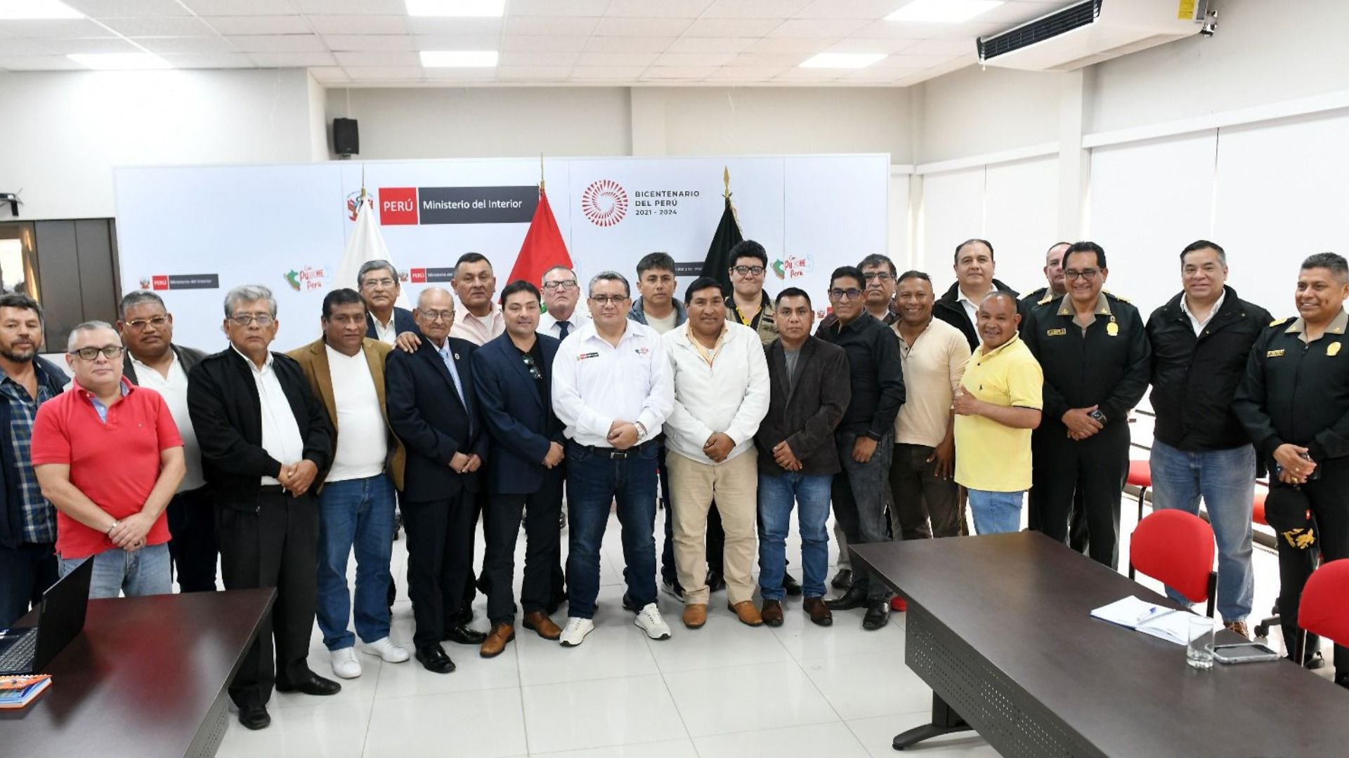 Titular del Interior con gremios que anunciaron paralización para el 12 de noviembre. (Foto: Mininter)