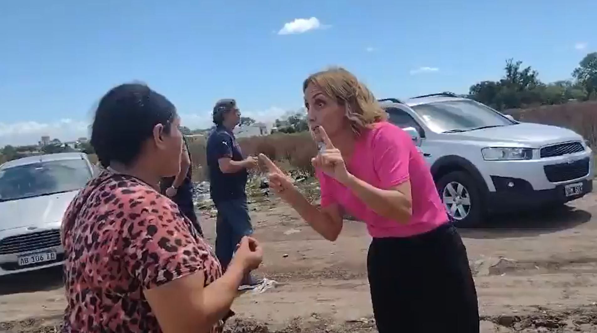 Florencia Arietto discutió con familias que participan de la megatoma en Los Hornos