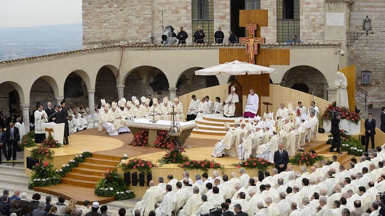 (Archivo) El papa Francisco oficiando una misa en la ciudad de Asís (AFP)