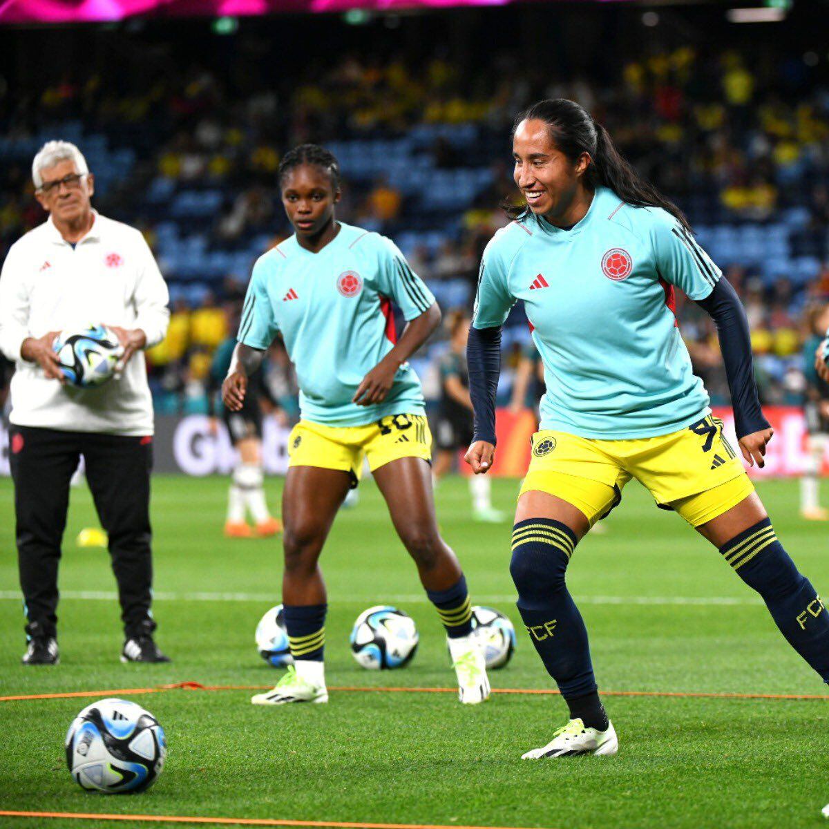 La selección Colombia Femenina ya realizó los ejercicios precompetitivos y en minutos saltará a la cancha para enfrentar a Alemania  (Federación Colombiana de Fútbol)