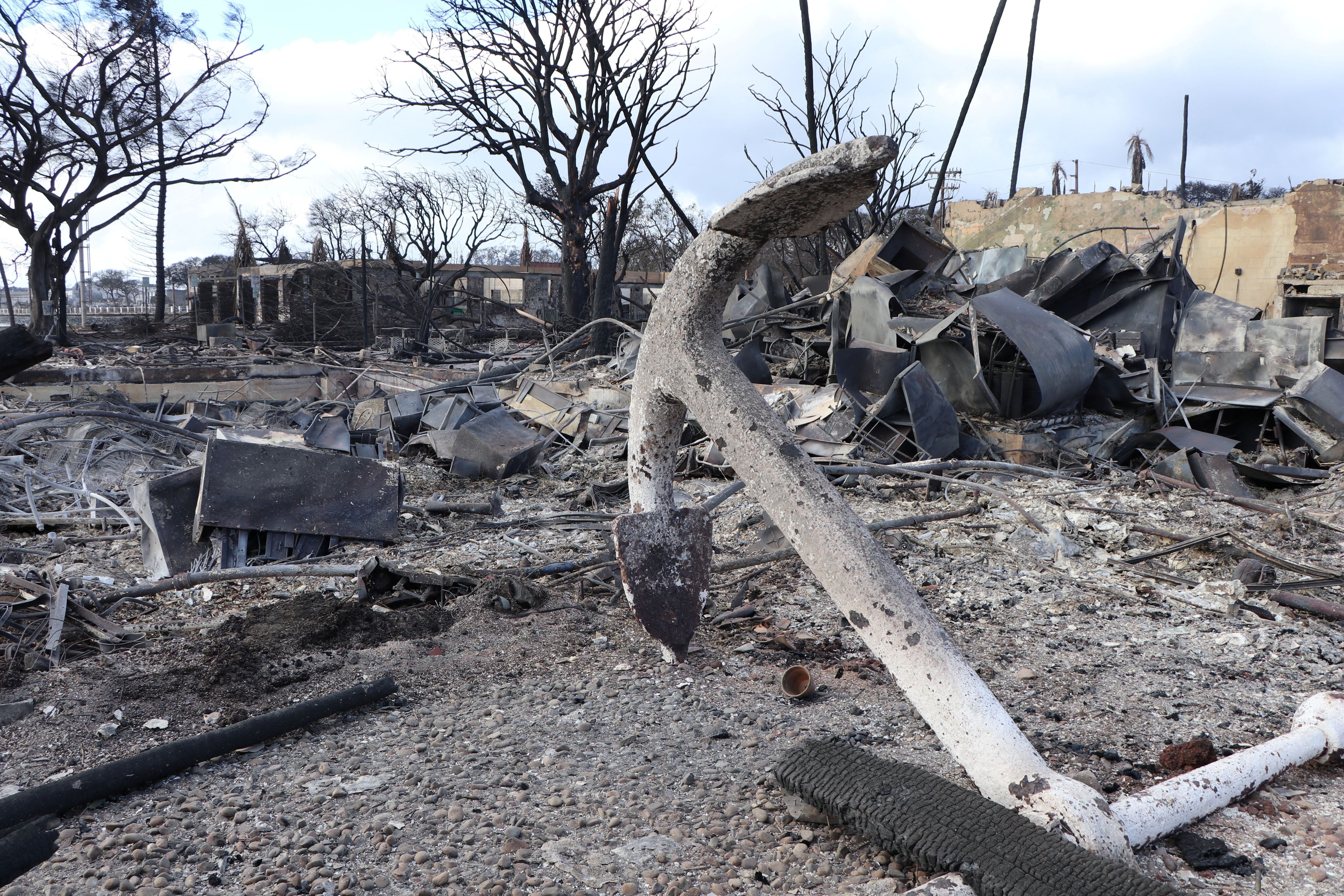 Habitantes, aturdidos, buscaban este viernes entre los restos ennegrecidos de las casas alguna pertenencia que hubiera sobrevivido a la furia de las llamas en Lahaina, una ciudad de la costa oeste de Maui muy popular entre los turistas. (REUTERS)