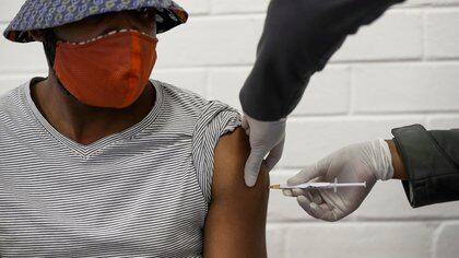 Un voluntario recibe una vacuna en Sudáfrica, durante un estudio previo (REUTERS/Siphiwe Sibeko/Archivo)