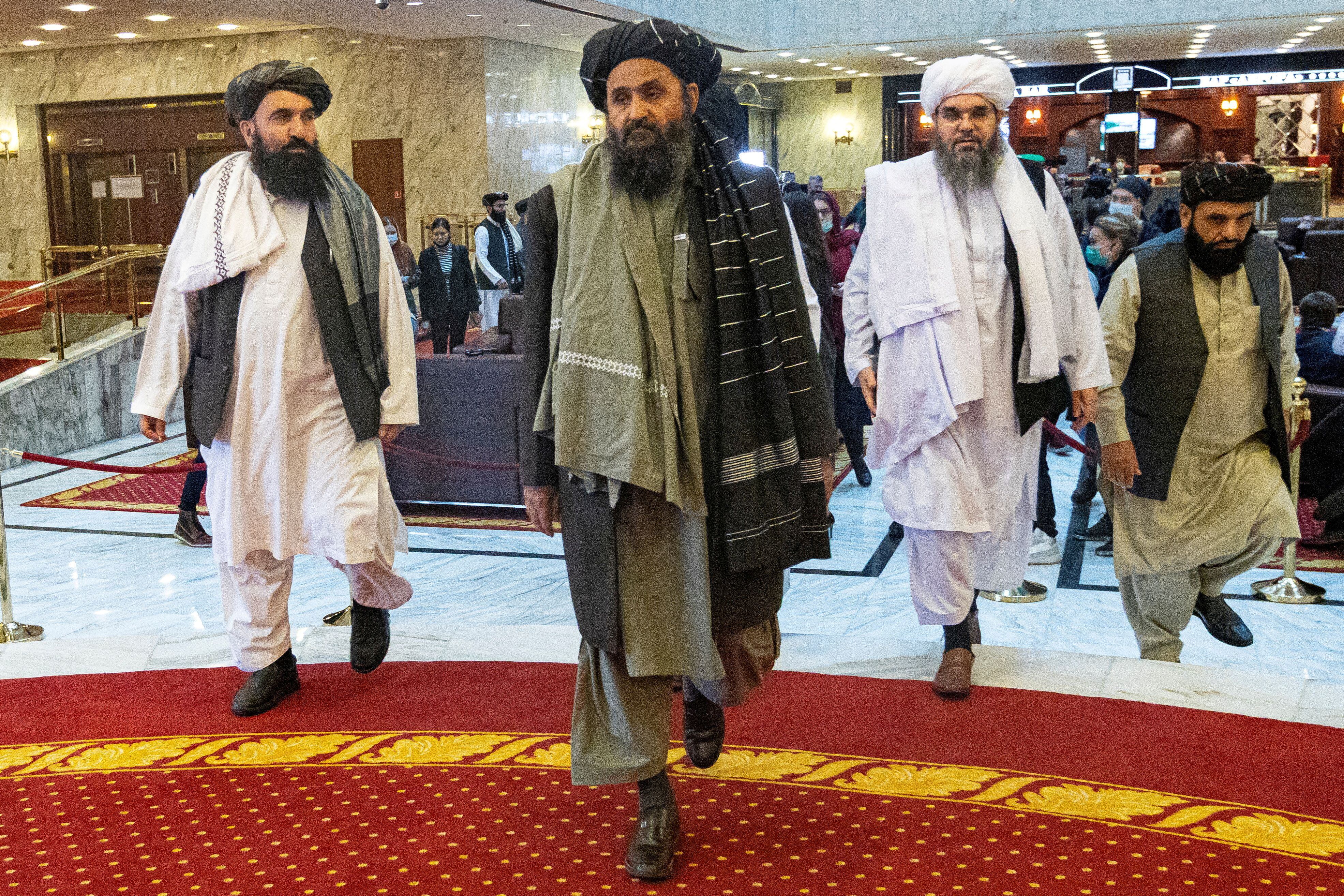 El cofundador de los talibanes y jefe negociador del grupo, el mulá Abdul Ghani Baradar, llegó este sábado a la capital de Afganistán (FOTO: REUTERS)