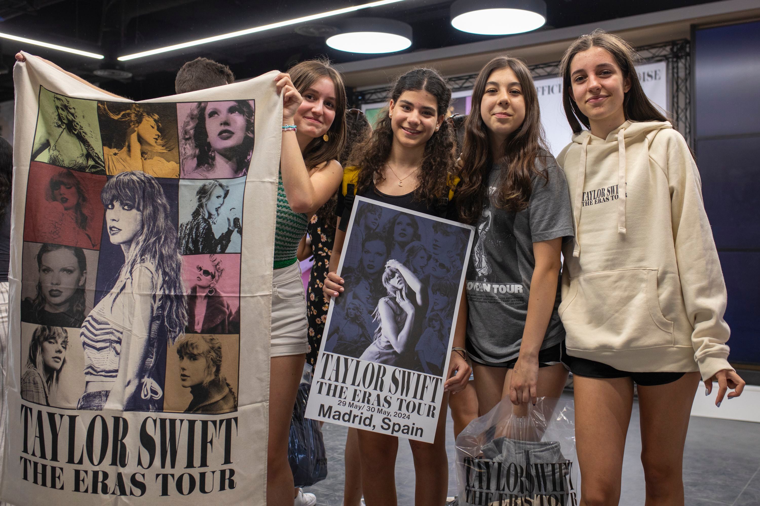 Locura por hacerse con el 'merchandising' de Taylor Swift para sus conciertos de los días 29 y 30 de mayo en el Estadio Santiago Bernabéu en Madrid (Helena Margarit Cortadellas)