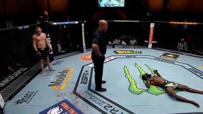 El rodillazo criminal de un luchador por el que fue descalificado y  despojado del cinturón de UFC - Infobae