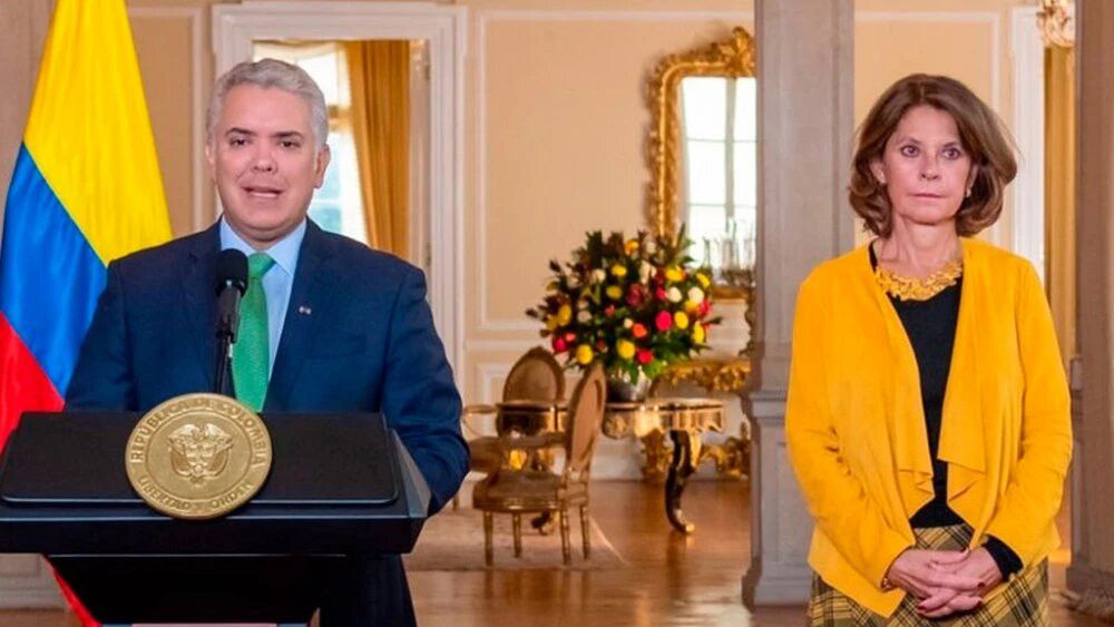 Ele começou o plano de evacuar 68 colombianos na Ucrânia, anuncia o presidente Iván Duque, junto com Marta Lucia Ramírez. Foto: Presidência.