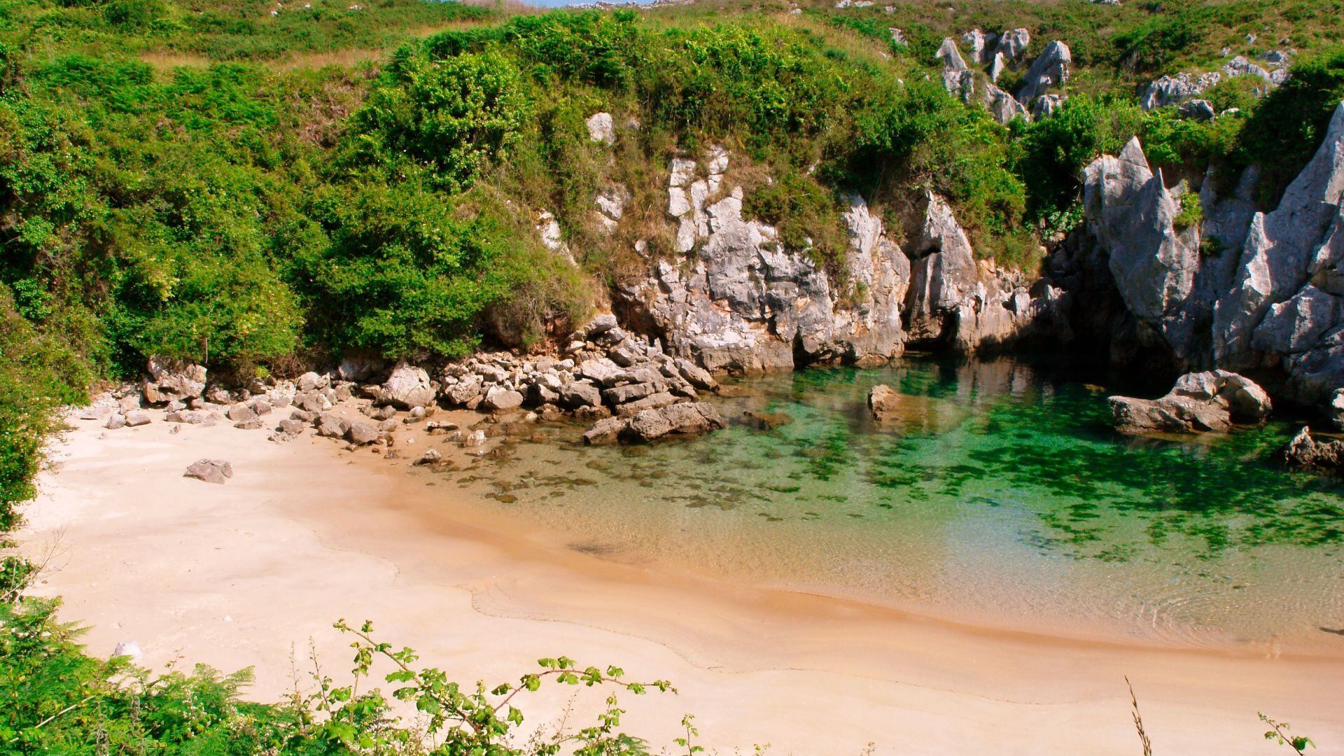 La playa Gulpiyuri en Asturias (ShutterStock).